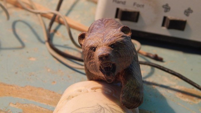 Детализированная морда медведя из древесины грецкого ореха