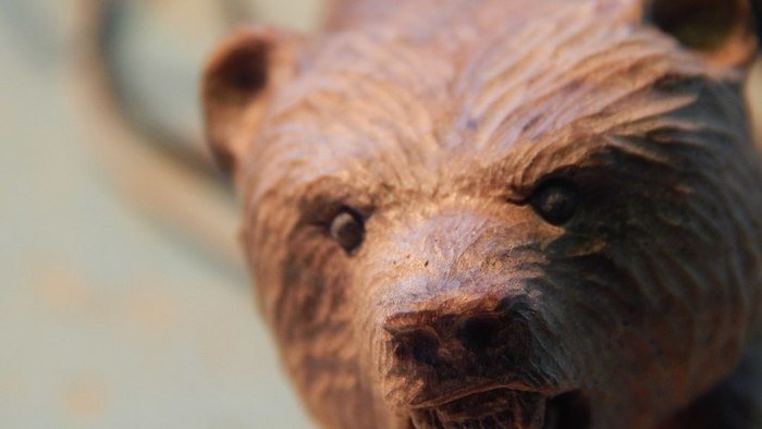 Детализированная резная морда медведя из древесины грецкого ореха