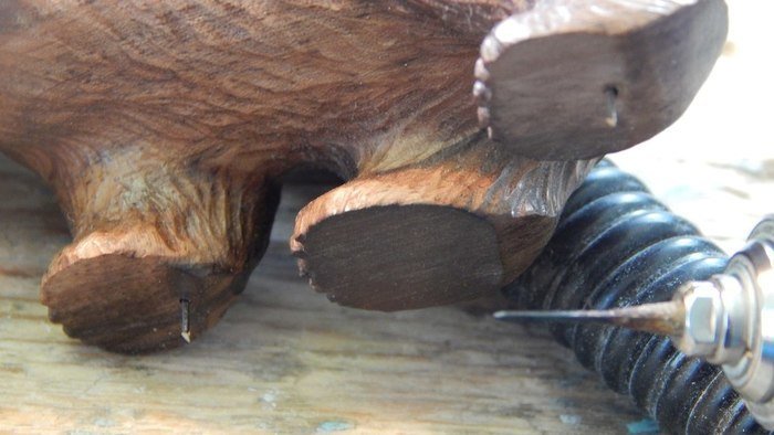 Металлические штифты в деревянной фигуре для крепления с подставкой