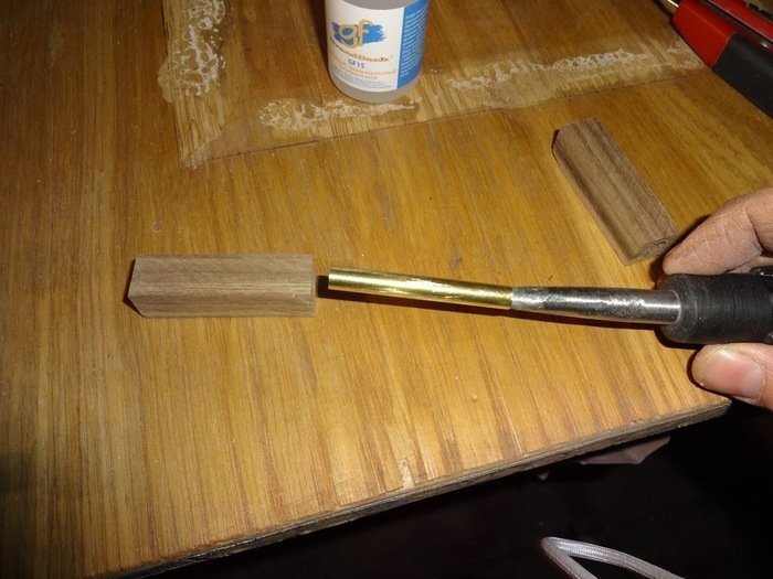 Вставка металлической трубки в деревянную заготовку