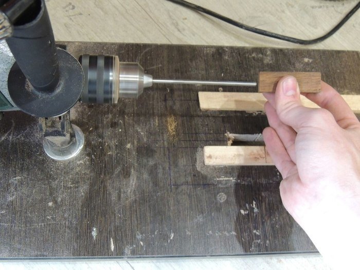 Сверление отверстий в деревянном бруске