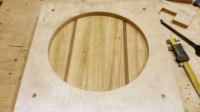 Шаблон углубления в круглом деревянном подносе