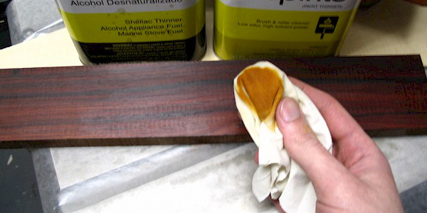 снятие масла с поверхности бруска экзотической породы древесины