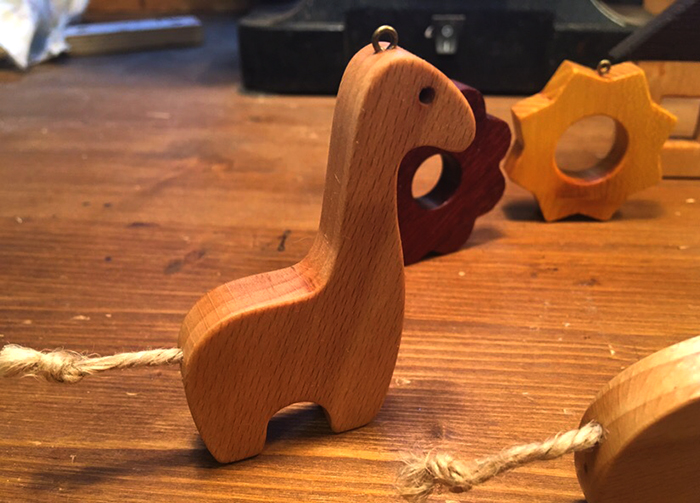 игрушка из древесины бука