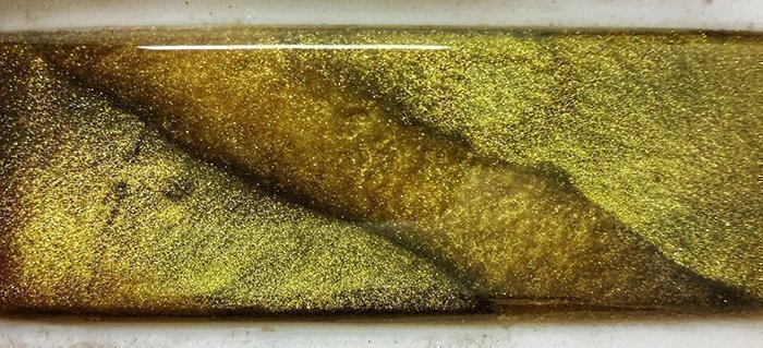 металлизированный золотой пигмент в эпоксидной смоле