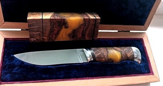 нож с рукоятью из бруска древесины с эпоксидной смолой