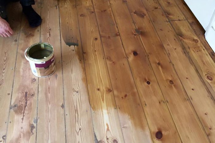 Покрытие пола тонированным лаком Quick Dry Floor Varnish от Rustins