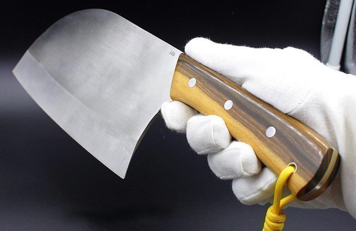 Кухонный нож-тесак с рукоятью из древесины бакаута