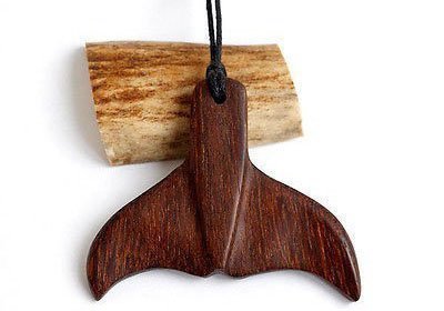 Кулон-подвеска в форме китового хвоста из древесины сукупиры