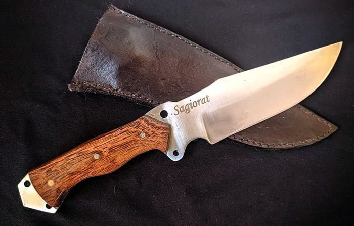 Нож с накладками на рукояти из древесины сукупиры